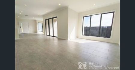 Park front 4-bedroom family home in the Heart of Colebee - Walk to Shops and Bus Stop - Photo 2