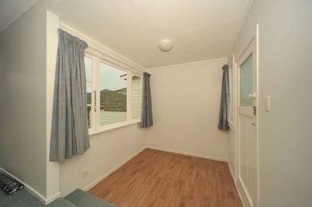 Sunny Wadestown Home - Photo 3