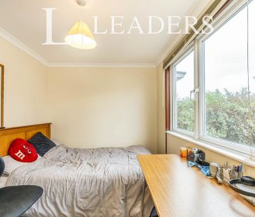 5 bedroom semi-detached house to rent - Photo 2