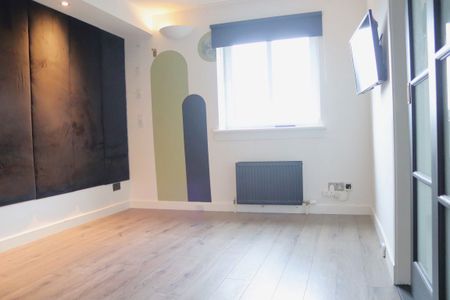 2 Bed Flat - Photo 3
