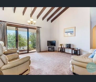 Perfect setting for outside entertaining ... - Photo 1