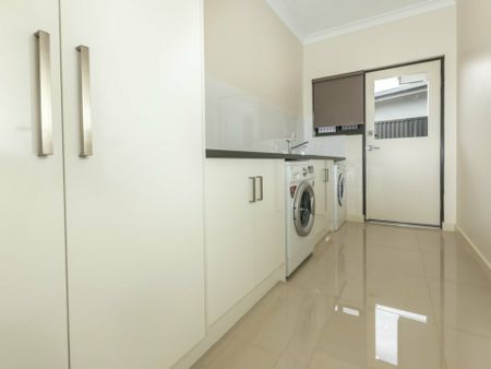 4 BEDROOM, 2 BATHROOM HOUSE IN MOUNT JOHNS - STYLISH AND MODERN - Photo 4