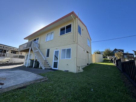 Spacious 3-Bedroom Coastal Retreat！ - Photo 2