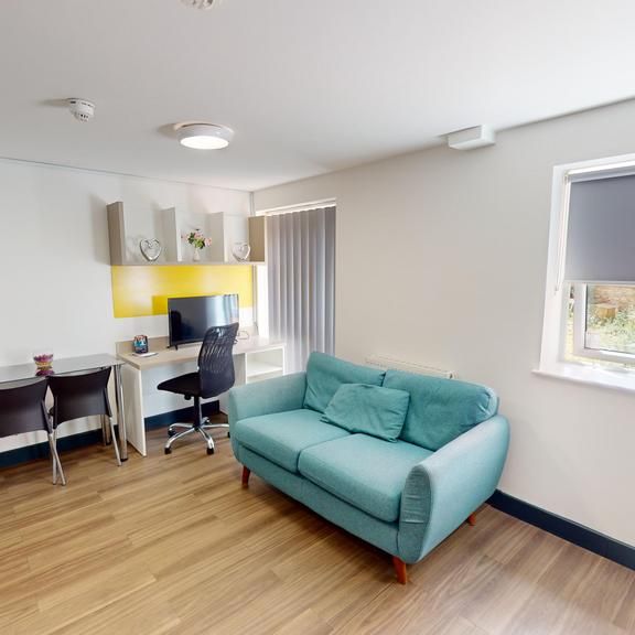 6 bedroom private hall to rent - Photo 1