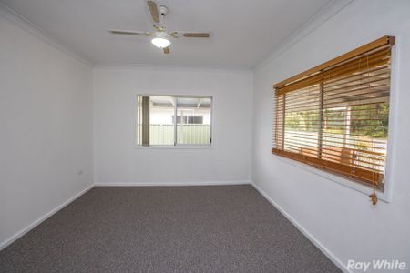 3 BEDROOM COTTAGE WITH SPACIOUS YARD!! - Photo 2