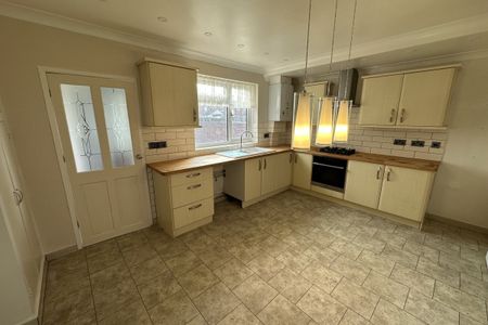 Dickens Avenue - Photo 5