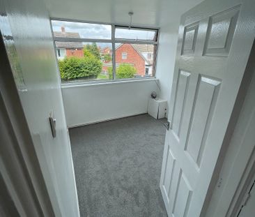 Two Bedroom Flat to Let in Sheffield - Photo 3