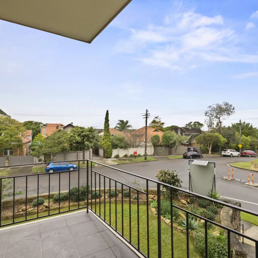MODERN, RENOVATED TWO BEDROOM APARTMENT - Photo 1