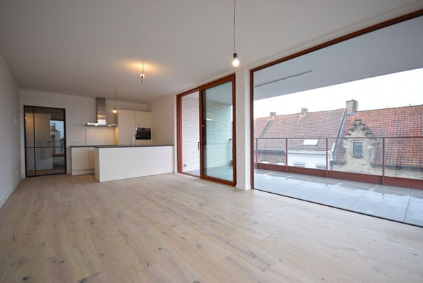 INSTAPKLAAR EEN SLAAPKAMER APPARTEMENT MET PARKEERPLAATS EN BERGING - Photo 1