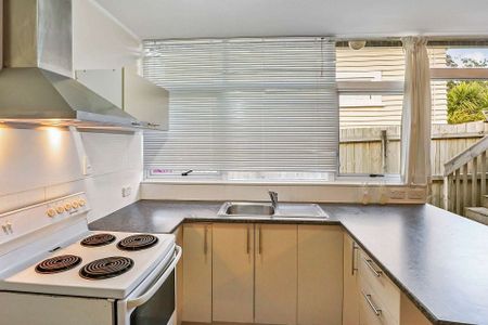 Private 1-Bedroom 1-Office Kingsland Duplex Unit - Photo 4