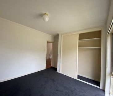 Low-Maintenance Townhouse in a Prime Essendon West Location - Photo 6