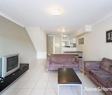 2 Bedroom - 2 Level Apartment In The Heart Of Spring Hill - Photo 4