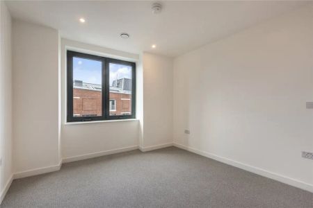 1 bedroom flat in London - Photo 5