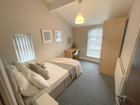 4 bedroom terraced house to rent - Photo 2