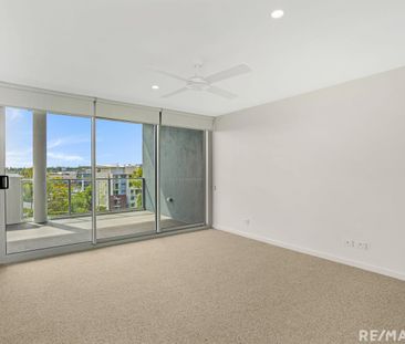 TOP-FLOOR PENTHOUSE IN PERFECT LOCATION! - Photo 1