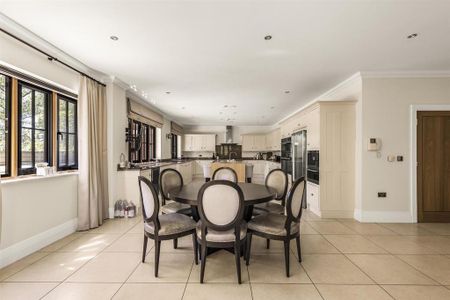 6 bedroom detached house to rent - Photo 2