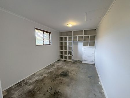 Beautifully Refreshed Home with Private Swimming Pool - Photo 3