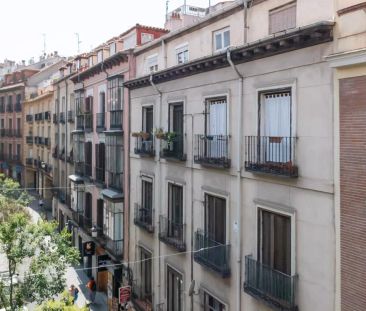 Room in a shared 12-bedroom apartment for rent in Sol, perfect for professionals and students - Foto 6