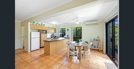 Spacious, corner townhouse with everything at your doorstep! - Photo 2