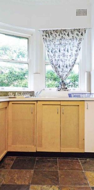 UNIQUE ONE BED + STUDY APARTMENT - GREAT LOCATION & HEATED POOL - Photo 1