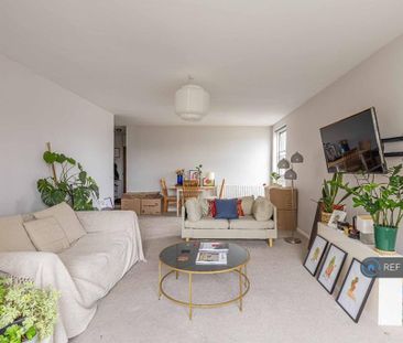 1 bedroom in a flat share to rent - Photo 1