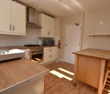 4 bedroom semi-detached house to rent - Photo 6