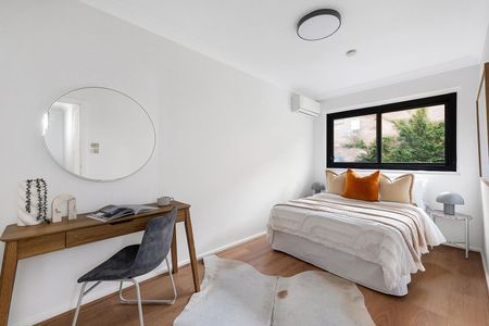 Freshly Renovated Townhouse in Prime Walk-to-Everything Location - Photo 5