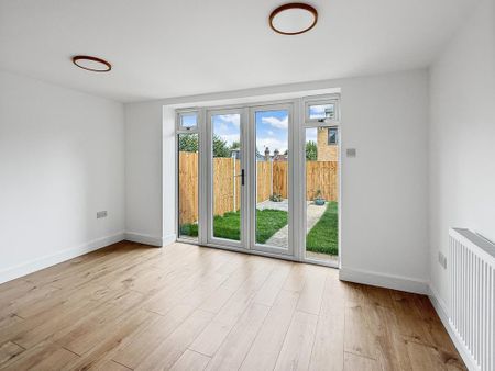 3 bedroom end of terrace house to rent - Photo 2