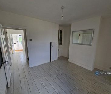 2 bedroom semi-detached house to rent - Photo 5