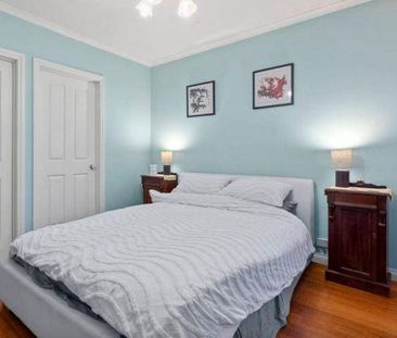 Large 3-bed 2-car House only 50m to Bentleigh station and Centre rd... - Photo 2