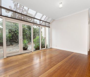 SPACIOUS FAMILY HAVEN IN A PRIME BENTLEIGH LOCATION - Photo 2