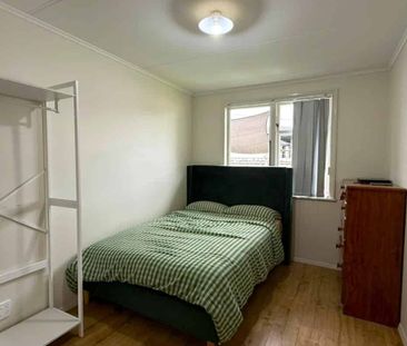 PAPAKURA, 4 BEDROOMS - Photo 3