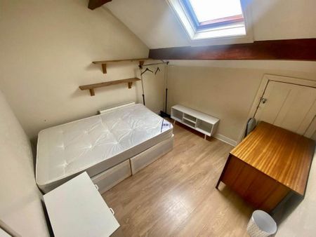 3 bedroom flat to rent - Photo 4