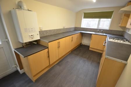 3 bedroom Terraced House To Let - Photo 4