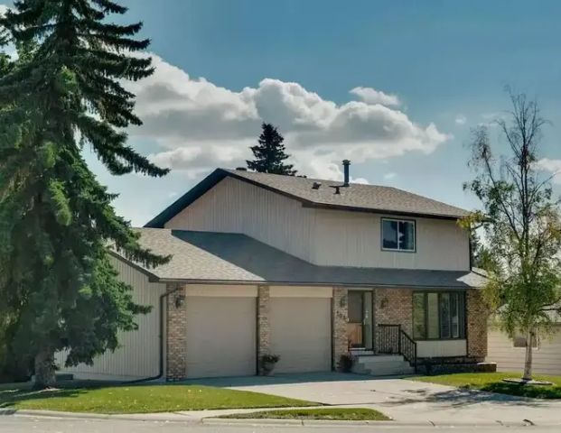 Beautiful Family Home for Rent in Edgemont | 104 Edgedale Drive Northwest, Calgary - Photo 1