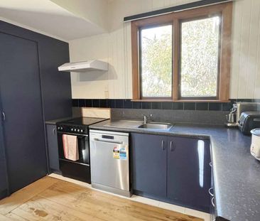 ASHBURTON, THREE BEDROOMS, HEAT PUMP, LOG BURNER - Photo 4