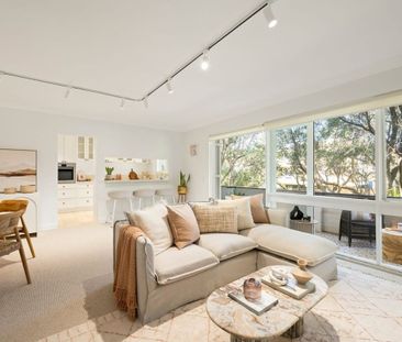 Spacious Light Filled Apartment in the heart of Newport - Photo 2