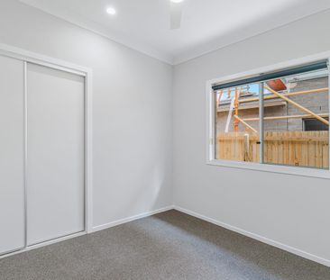 Brand New Modern 4 Bedder Family Home LOW priced set to be gone quick - Photo 4