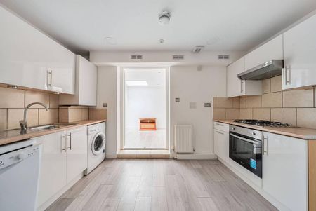 3 bedroom flat to rent - Photo 4