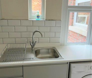 3 bedroom flat to rent - Photo 6