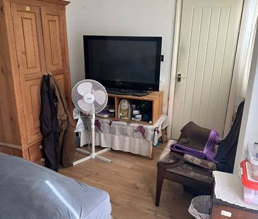 Room in a Shared House, London Road, SM6 - Photo 1