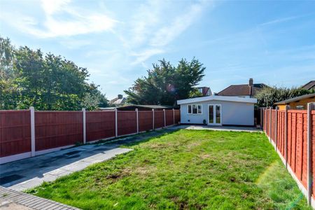 4 bedroom semi-detached house to rent - Photo 2