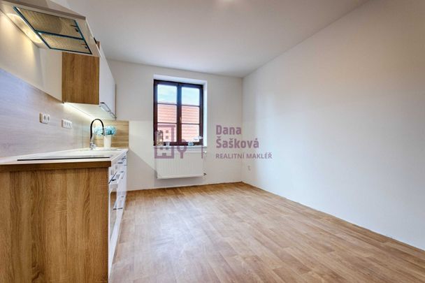 Pronájem bytu 1+kk a garsoniéry 23 m², nám. Míru 165, Jindřichův Hradec - Photo 1