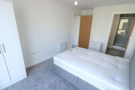 AVAILABLE NOW | Two Double Bedroom | Two Bathrooms | Balcony & Easy Access to the City Centre - Photo 5