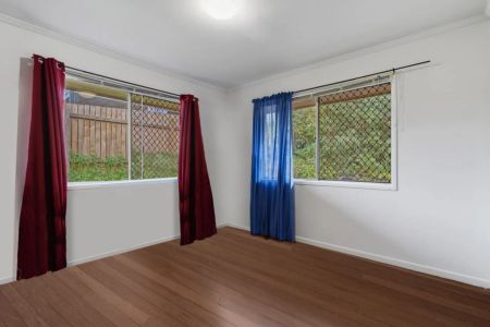 Spacious Three-Level Family Home in Quiet Greenslopes Street - Photo 4