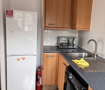 2 Bed Flat, Blackburn Way, TW4 - Photo 5