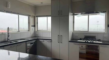 Spacious Family Home in Popular Pakuranga - Photo 5