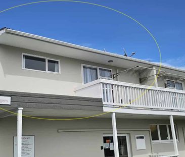 2 bedroom unit, handy location - Photo 2