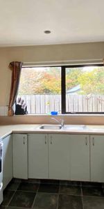 Tidy property with private yard - Photo 3