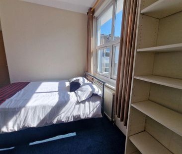 3 bedroom flat to rent - Photo 4